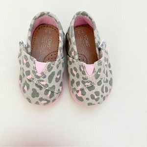 NWOT Tiny Toms Leopard Classics